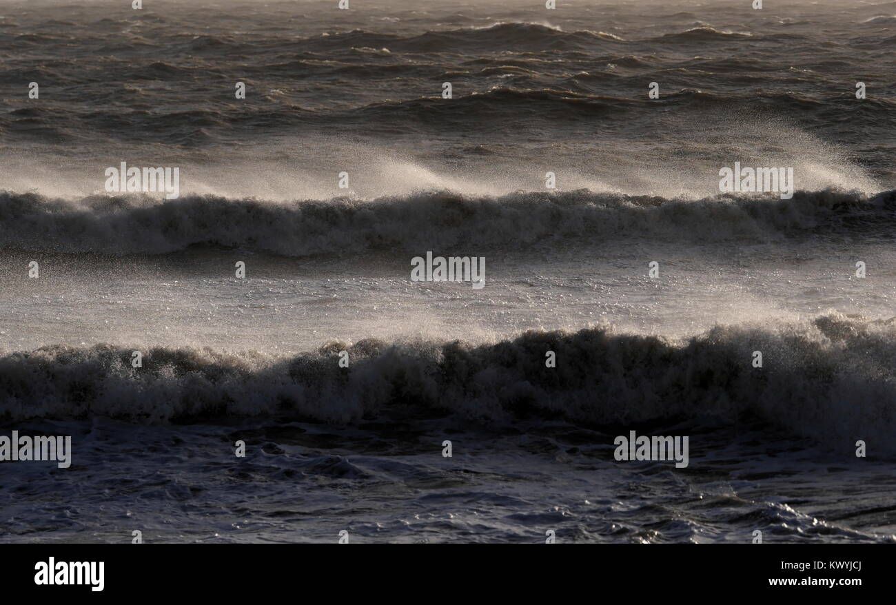 AJAXNETPHOTO. 2018. WORTHING, England. - Rauhe See zerschlägt Küste - STÜRMISCHE KANAL SEE AUFGEWÜHLT DURCH STURM ELEANOR HAMMER DIE KÜSTE. Foto: Jonathan Eastland/AJAX REF: GX8 180401 503 Stockfoto