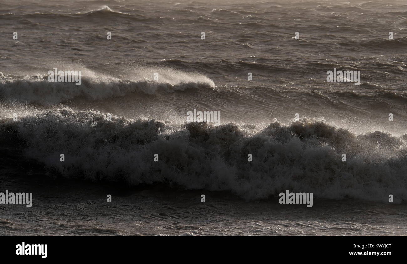 AJAXNETPHOTO. 2018. WORTHING, England. - Rauhe See zerschlägt Küste - STÜRMISCHE KANAL SEE AUFGEWÜHLT DURCH STURM ELEANOR HAMMER DIE KÜSTE. Foto: Jonathan Eastland/AJAX REF: GX8 180401 508 Stockfoto