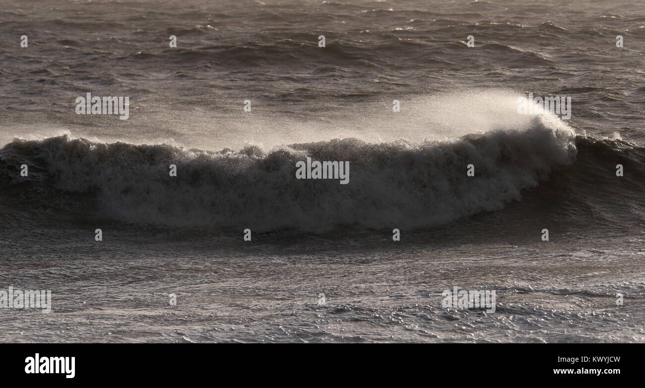 AJAXNETPHOTO. 2018. WORTHING, England. - Rauhe See zerschlägt Küste - STÜRMISCHE KANAL SEE AUFGEWÜHLT DURCH STURM ELEANOR HAMMER DIE KÜSTE. Foto: Jonathan Eastland/AJAX REF: GX8 180401 509 Stockfoto