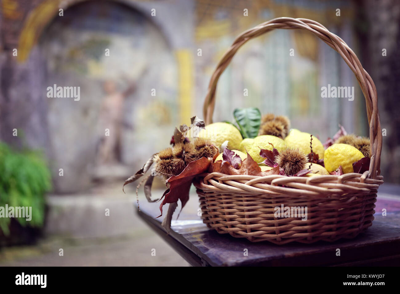 Zitronen Weidenkorb Tischdekoration im Italienischen Restaurant Stockfoto