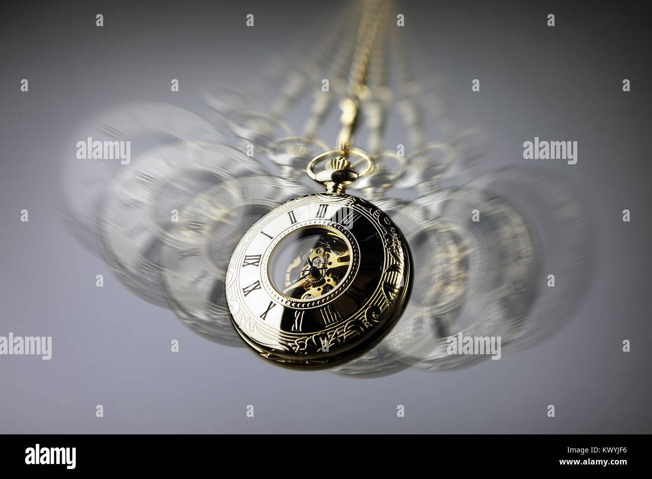 Hypnose Konzept, gold Taschenuhr schwingen in Hypnose Behandlung verwendet Stockfoto