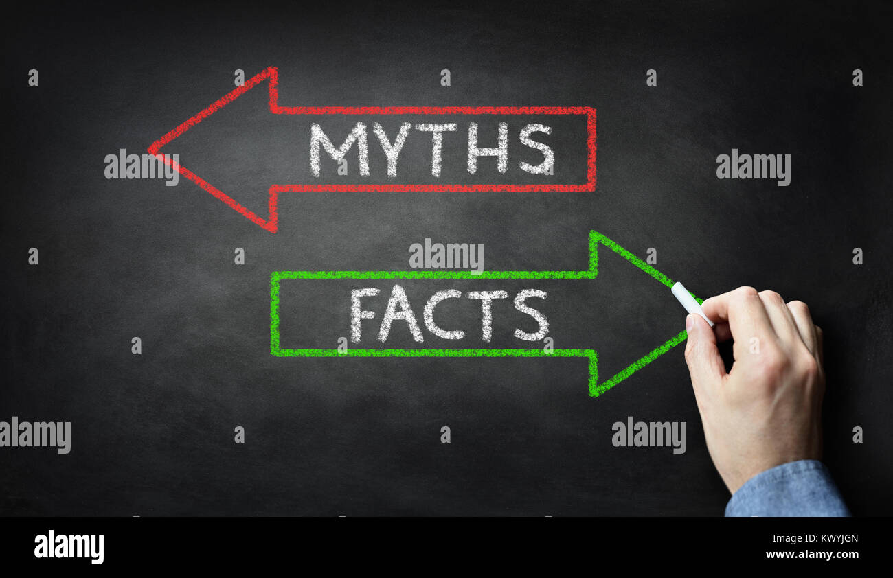 Geschäftsmann Zeichnung Mythen oder Fakten über blackboard Konzept Stockfoto