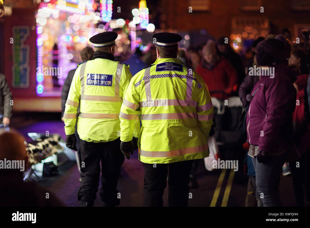 Polizei Sichtbarkeit Jacken polizeiliche Kontrolle von Menschenmengen bei einem UK-event Stockfoto