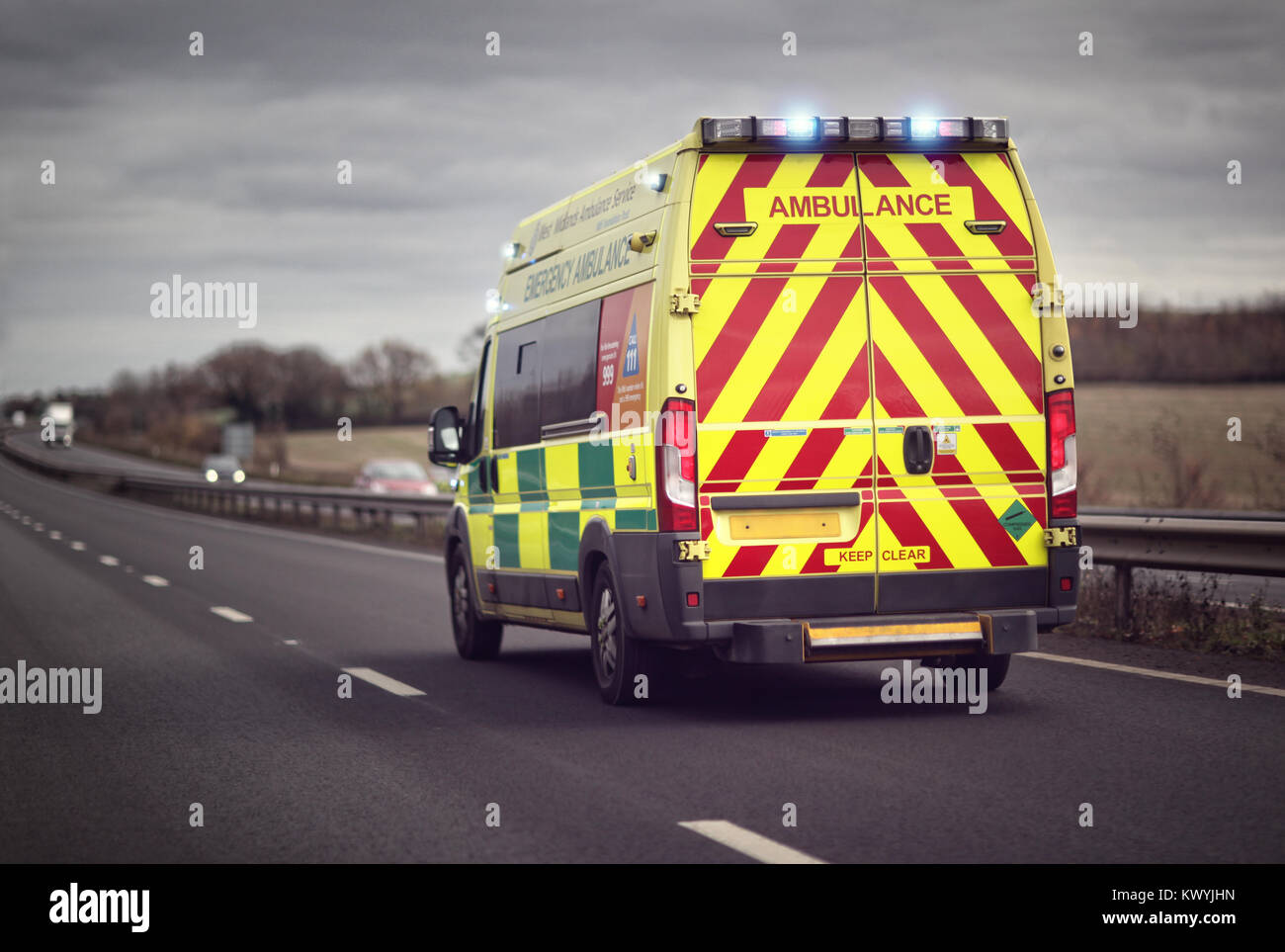 Britische Krankenwagen Reaktion auf einen Notfall bei gefährlichen Schlechtwetter Fahrbedingungen auf einer UK-Autobahn Stockfoto