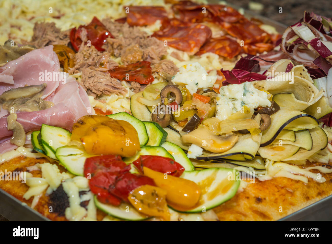 Rechteckige Form und Dicke hand made Focaccia Pizza. Close-up. Lebensmittel, italienische Küche und Kochen. Vorbereitung der italienische Pizza Stockfoto