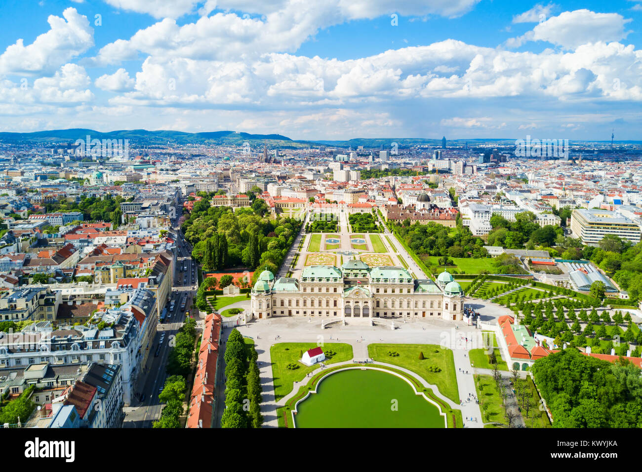 Schloss Belvedere Antenne Panoramablick. Das Schloss Belvedere ist ein historischer Gebäudekomplex in Wien, Österreich. Belvedere wurde als Sommerresidenz erbaut Stockfoto