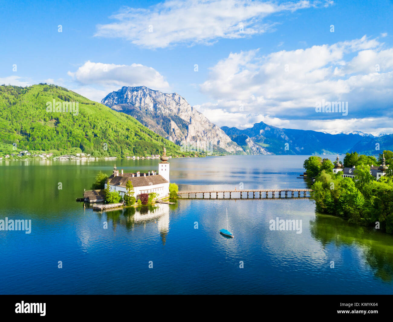 Gmunden Schloss Ort oder Schloss Orth am Traunsee Antenne Panoramaaussicht, Österreich. Gmunden Schloss Ort ist eine österreichische Schloss um 1080 gegründet. Stockfoto