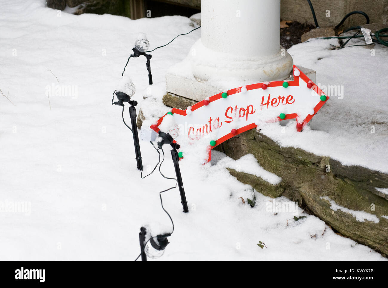 Santa stop Hier anmelden im Schnee. Stockfoto