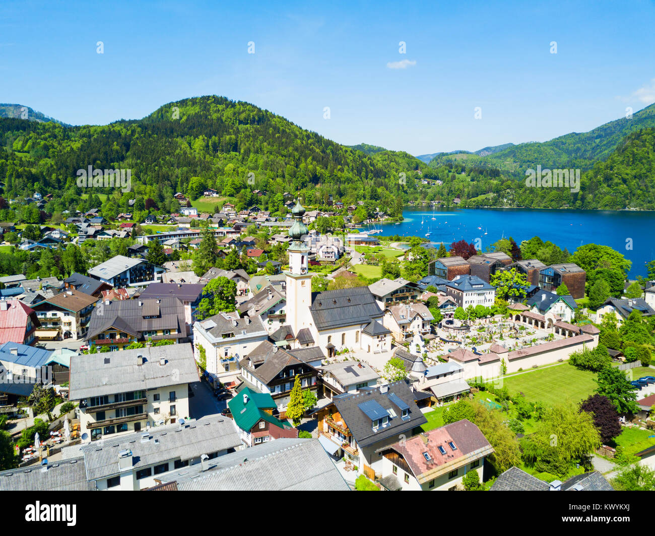 St. Gilgen und Wolfgangsee Antenne Panoramablick im Salzkammergut in Österreich Stockfoto