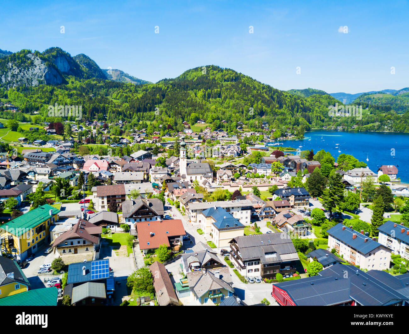 St. Gilgen und Wolfgangsee Antenne Panoramablick im Salzkammergut in Österreich Stockfoto