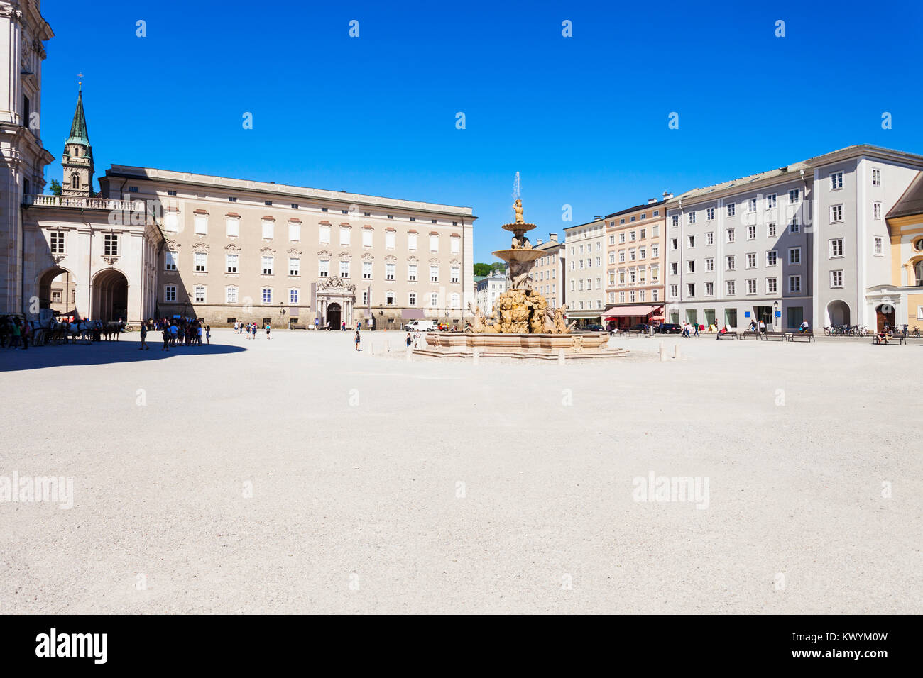 Residenzbrunnen Brunnen und Residenz am Residenzplatz in Salzburg, Österreich. Residenzplatz ist einer der beliebtesten Orte in Salzburg. Stockfoto