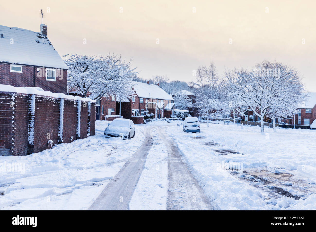 Moderne Wohnviertel im tiefen Schnee im Winter in Vereinigtes Königreich Stockfoto
