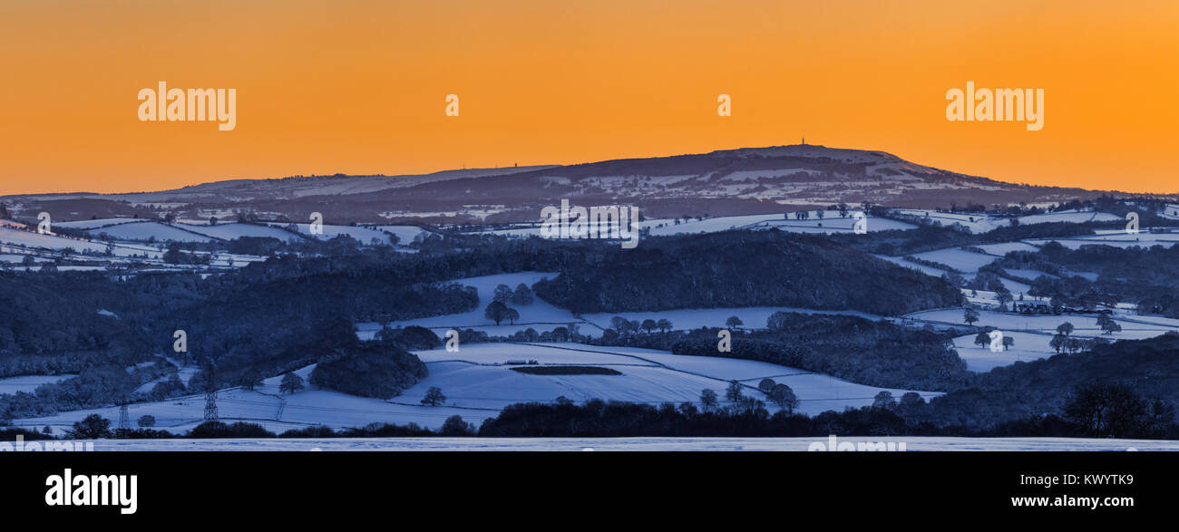 Panoramablick über Shropshire Hügel bedeckt mit Schnee mit vivd Gelb wolkenlosen Twilight Sky Stockfoto