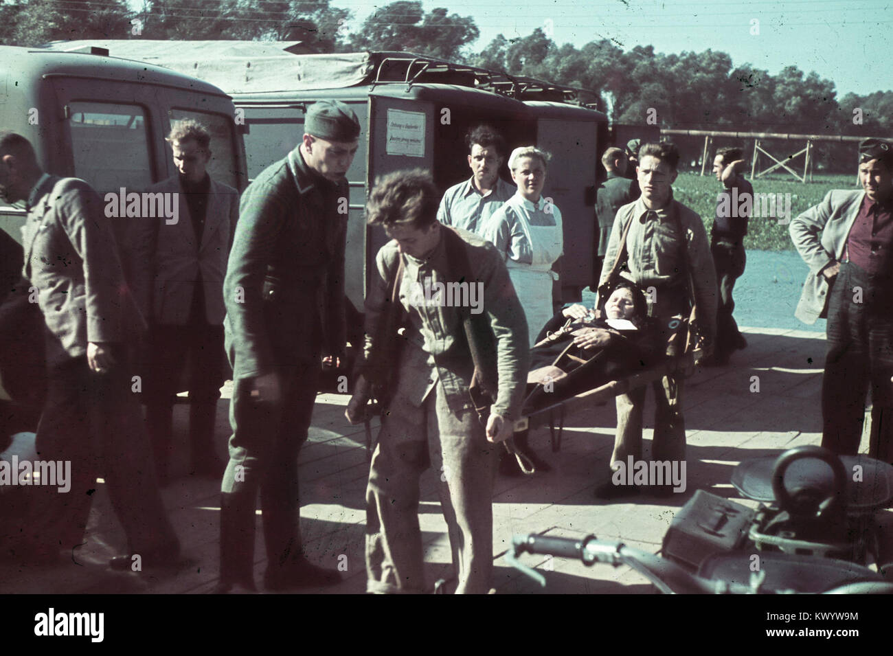 Foto aus Ungarn der 1940er Jahre, das Flüchtlingsfahrzeuge im Lager Besszár zeigt, die zivile Vertreibung, Kriegsbedingungen und humanitäre Krise während des Zweiten Weltkriegs dokumentieren Stockfoto