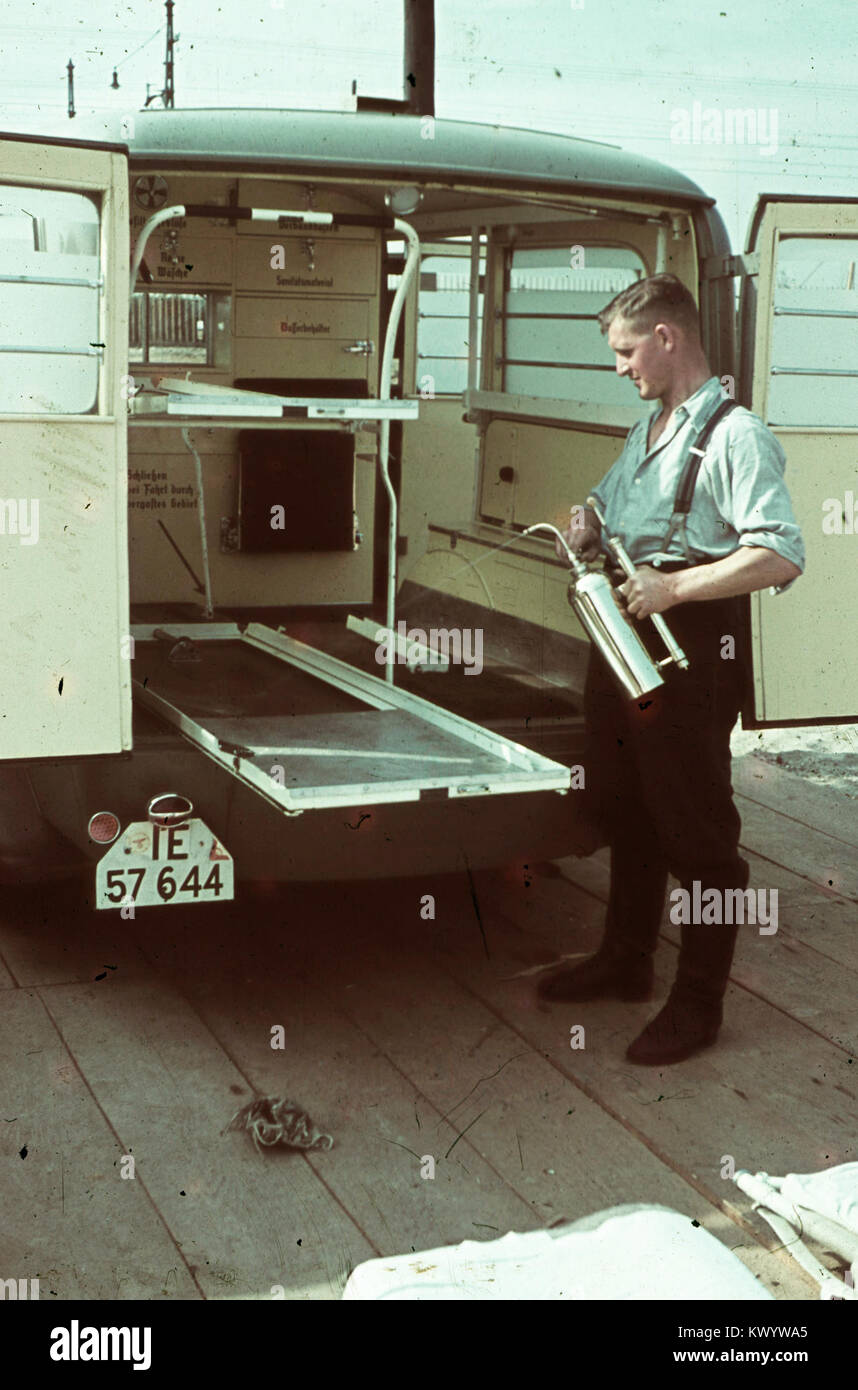 Dieses Foto mit dem Titel „Mentoaut“ zeigt Vertriebene aus Besszar, möglicherweise aus einem Flüchtlingslager, die ihre vorübergehende Zufluchtssituation während einer Zeit der Vertreibung festhalten. Stockfoto