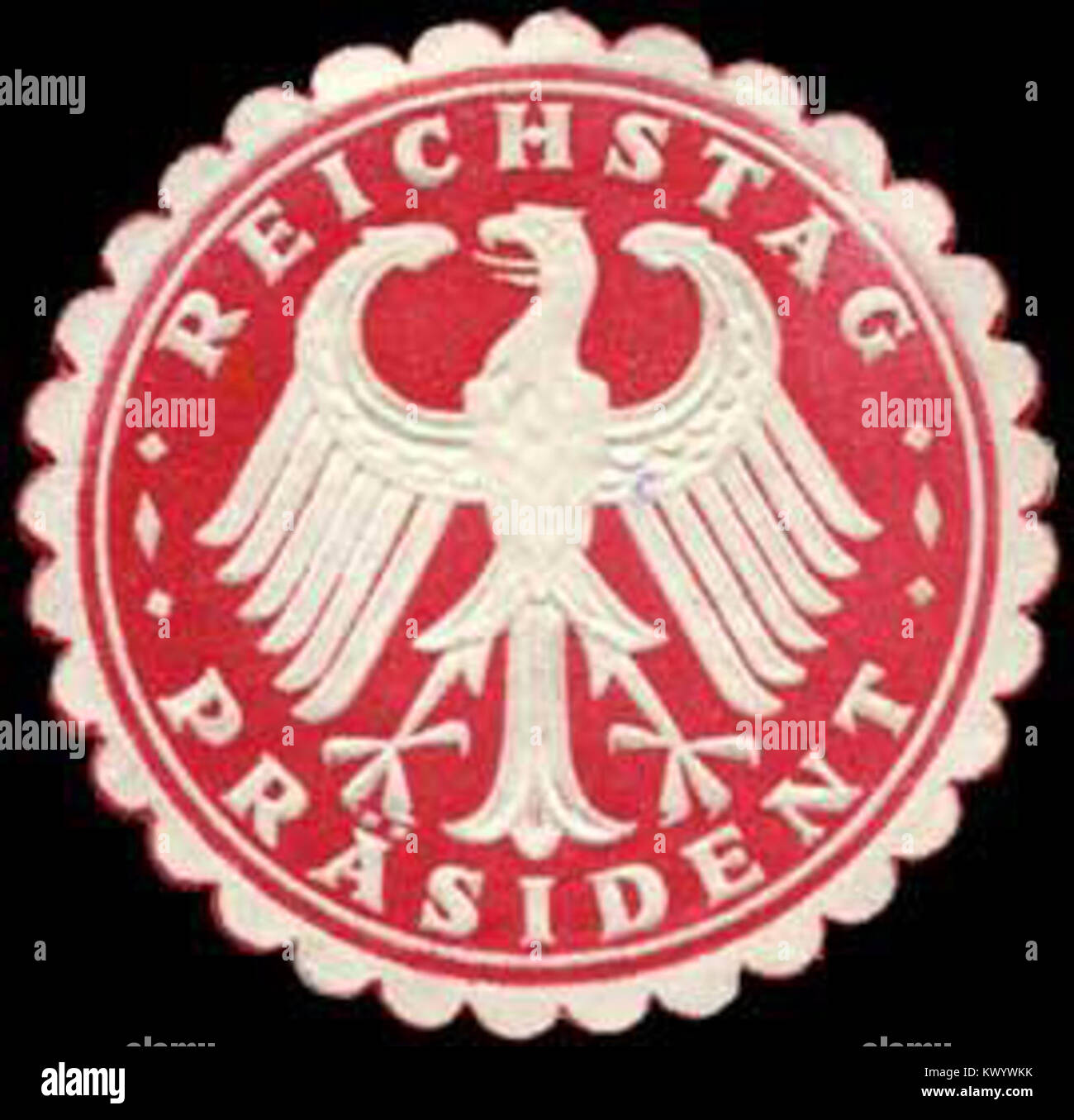 Das Bild zeigt das Siegel des Reichstags, des Deutschen Bundestages. Das Siegel ist ein wichtiges Symbol der politischen und gesetzgeberischen Geschichte in Deutschland, das auf eine Zeit historischer Regierungsführung zurückgeht. Stockfoto