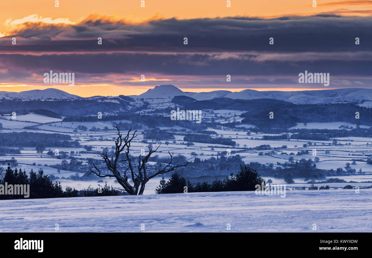 Sonnenuntergang über Caer Caradoc in Shropshire Hills auf der Winter in Großbritannien Stockfoto