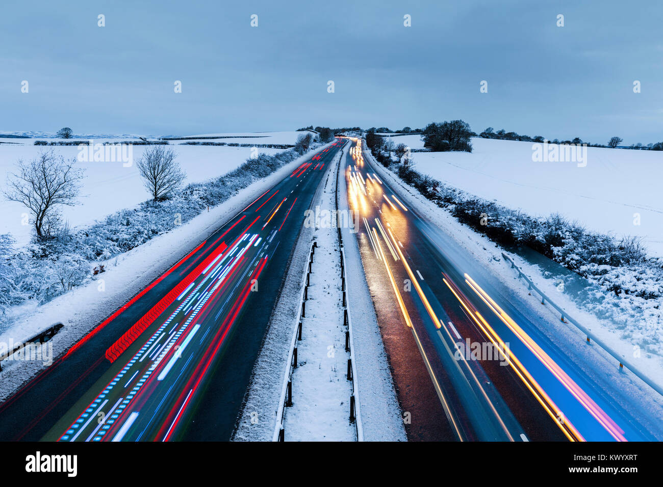Buntes Licht Spuren von mehreren Fahrzeugen am malerischen Autobahn in schneereichen Winter Stockfoto