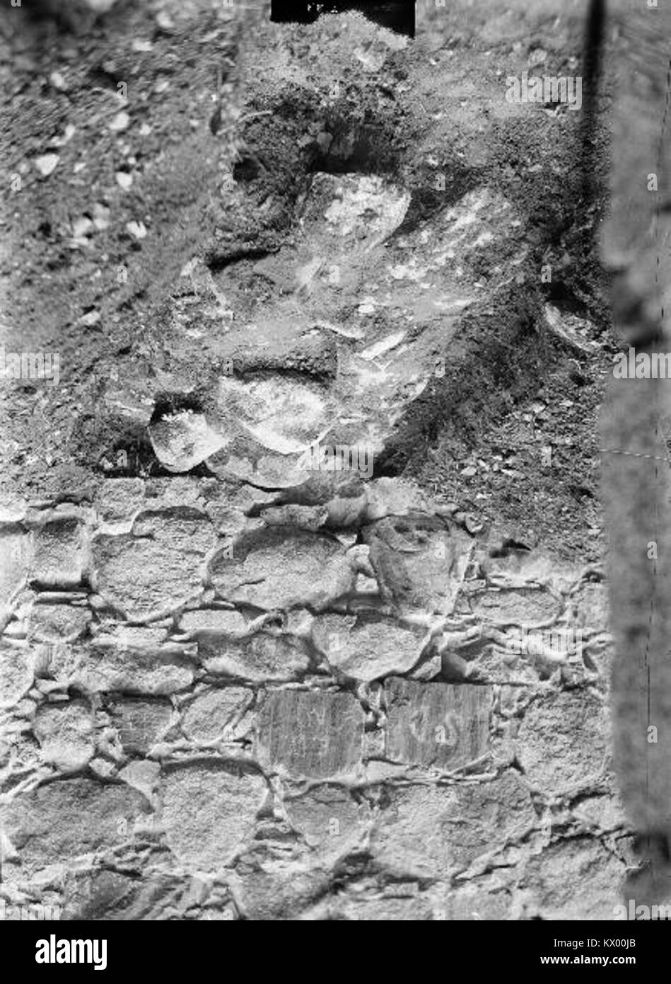 In der Ruine der St. Olaf’s Church (Sankt Olofs kyrkoruin) in Sigtuna, Schweden, sind Überreste einer romanischen Steinkirche erhalten, die Anfang des 12. Jahrhunderts begann und mit einem Kirchenschiff, einem Chor und einem Turm gebaut wurde, die später aufgegeben wurde, da sich kirchliche Funktionen anderswo verlagerten. Stockfoto