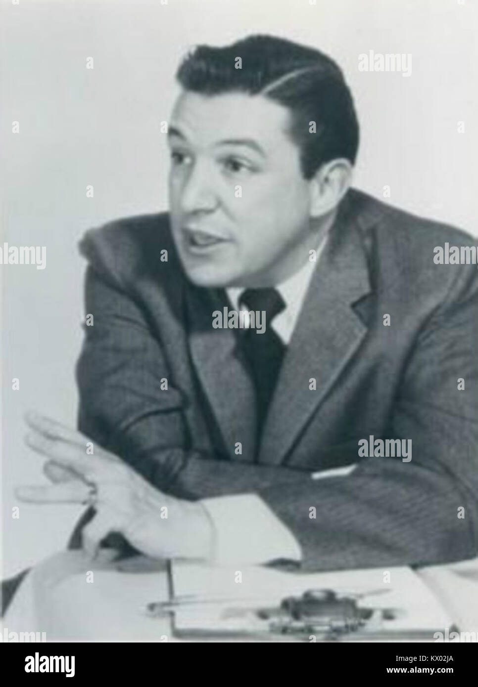 Mike Wallace’ Interview im Jahr 1957 erfasst das amerikanische Fernsehen und journalistische Praktiken der Mitte des 20. Jahrhunderts und spiegelt den Stil und das Format der öffentlichen Interviews dieser Zeit wider. Stockfoto