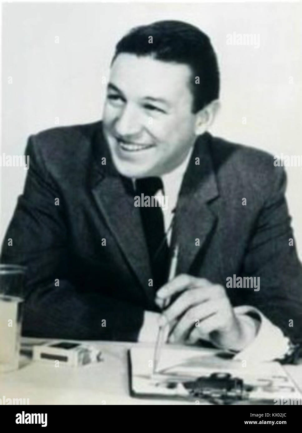 1957 führte der Journalist Mike Wallace Interviews, in denen er Gespräche und Medienpraktiken des amerikanischen Fernsehens der Mitte des 20. Jahrhunderts aufnahm. Stockfoto
