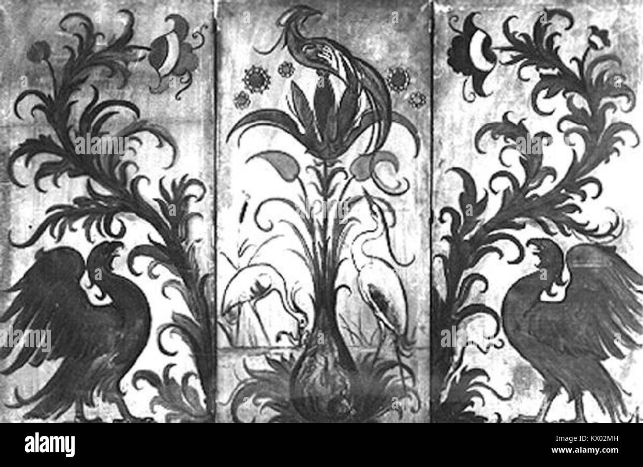 Dieses Kunstwerk von Mikolas Ales, das zwischen 1852 und 1913 entstand, zeigt einen dreiteiligen Bildschirm mit einem feurigen Vogel und Reihern in der Mitte, flankiert von Adlern. Ales ist bekannt für seine detailreiche, von der Natur inspirierte Kunst, die oft symbolische und natürliche Elemente enthält. Stockfoto