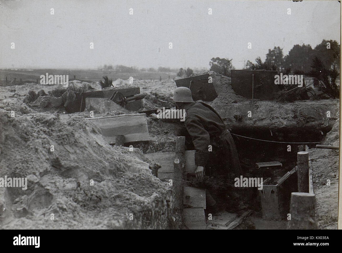 "Foto, das kleine Mörteltests während eines Minenwerferkurses zeigt, die horizontale Schießtechniken von hinten demonstriert und die militärische Ausbildung hervorhebt." Stockfoto