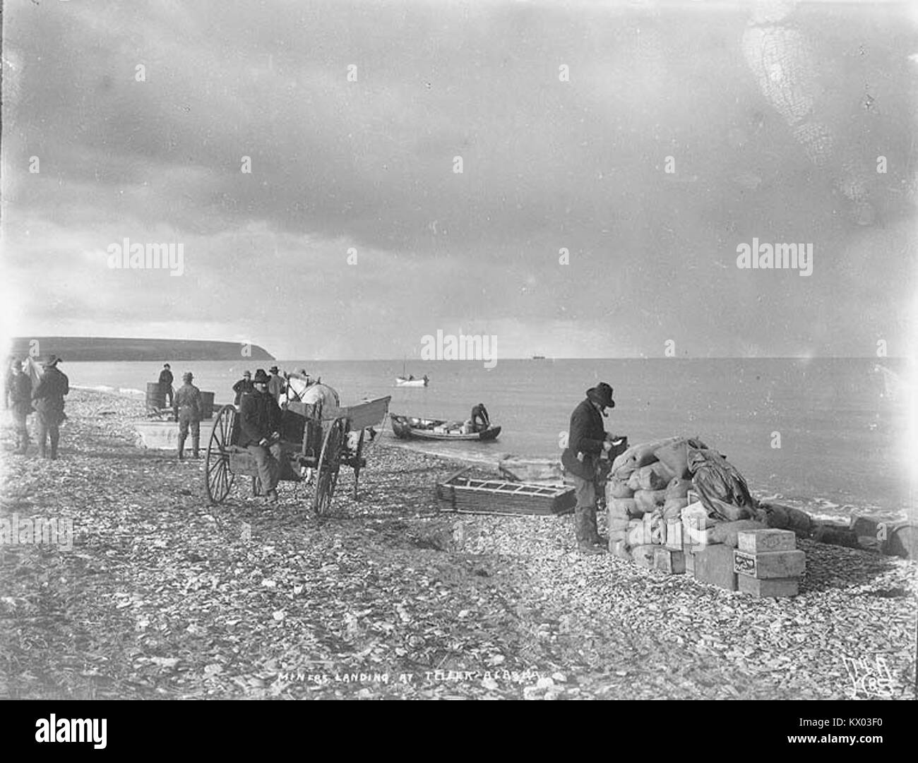 Bergleute Landung ihre Lieferungen am Strand von Teller, Alaska, ca 1900 (HEGG 243) Stockfoto