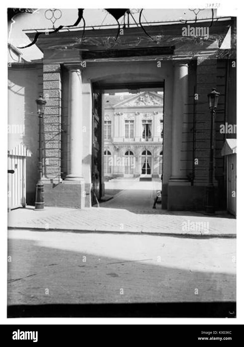 Dieses historische Foto zeigt den Innenhof und das Portal des Kriegsministeriums, Hôtel de Loménie de Brienne, Hôtel de Mailly und Hôtel du Président Duret in Paris und zeigt französische Architektur aus dem 18. Jahrhundert. Stockfoto