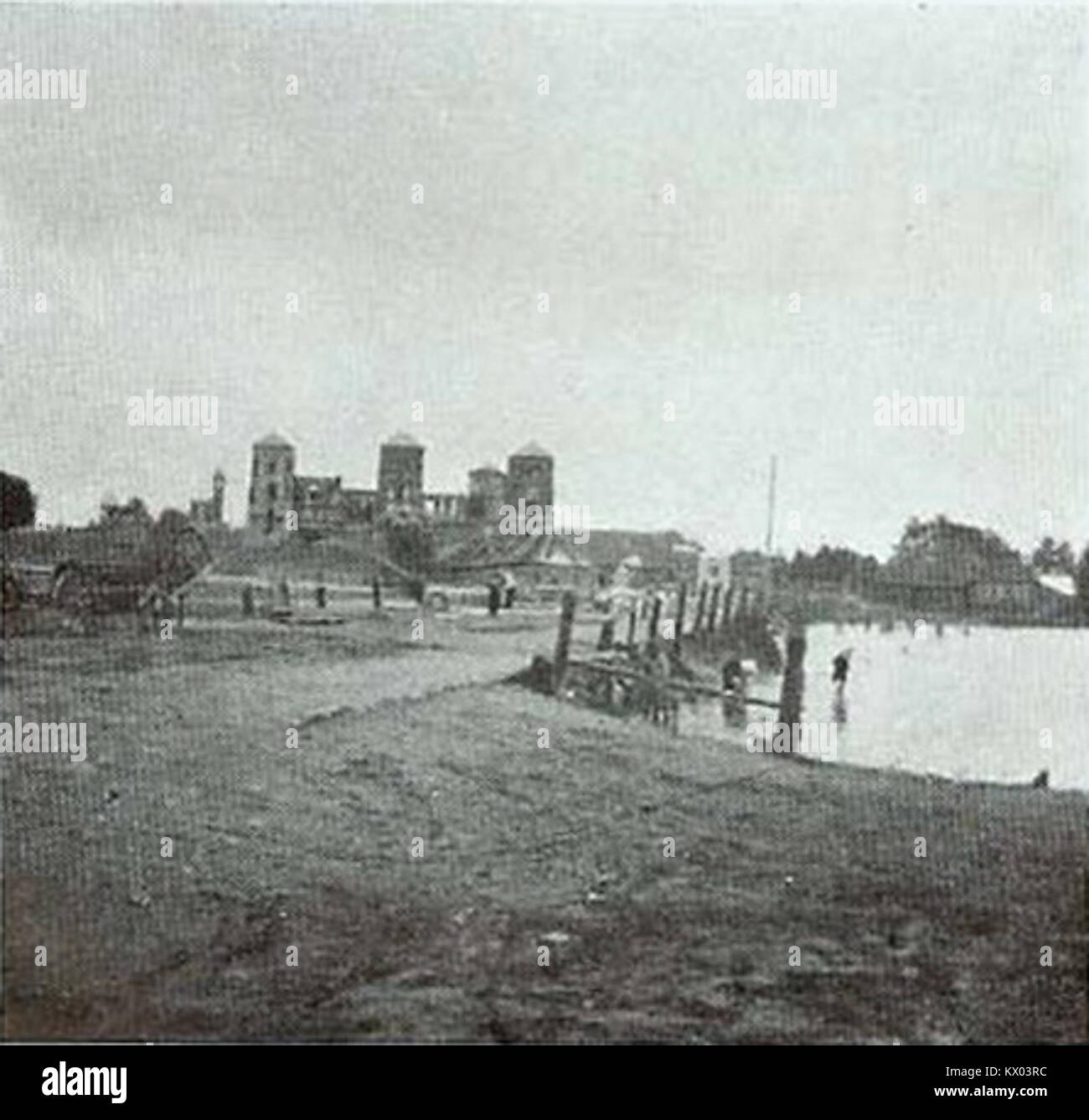 Ein Porträt der belarussischen Künstlerin Miranka mir aus dem Jahr 1911, das sie in formeller Kleidung darstellt. Das Bild spiegelt die belarussische Kunstkultur des frühen 20. Jahrhunderts und Porträtfotografie wider. Stockfoto