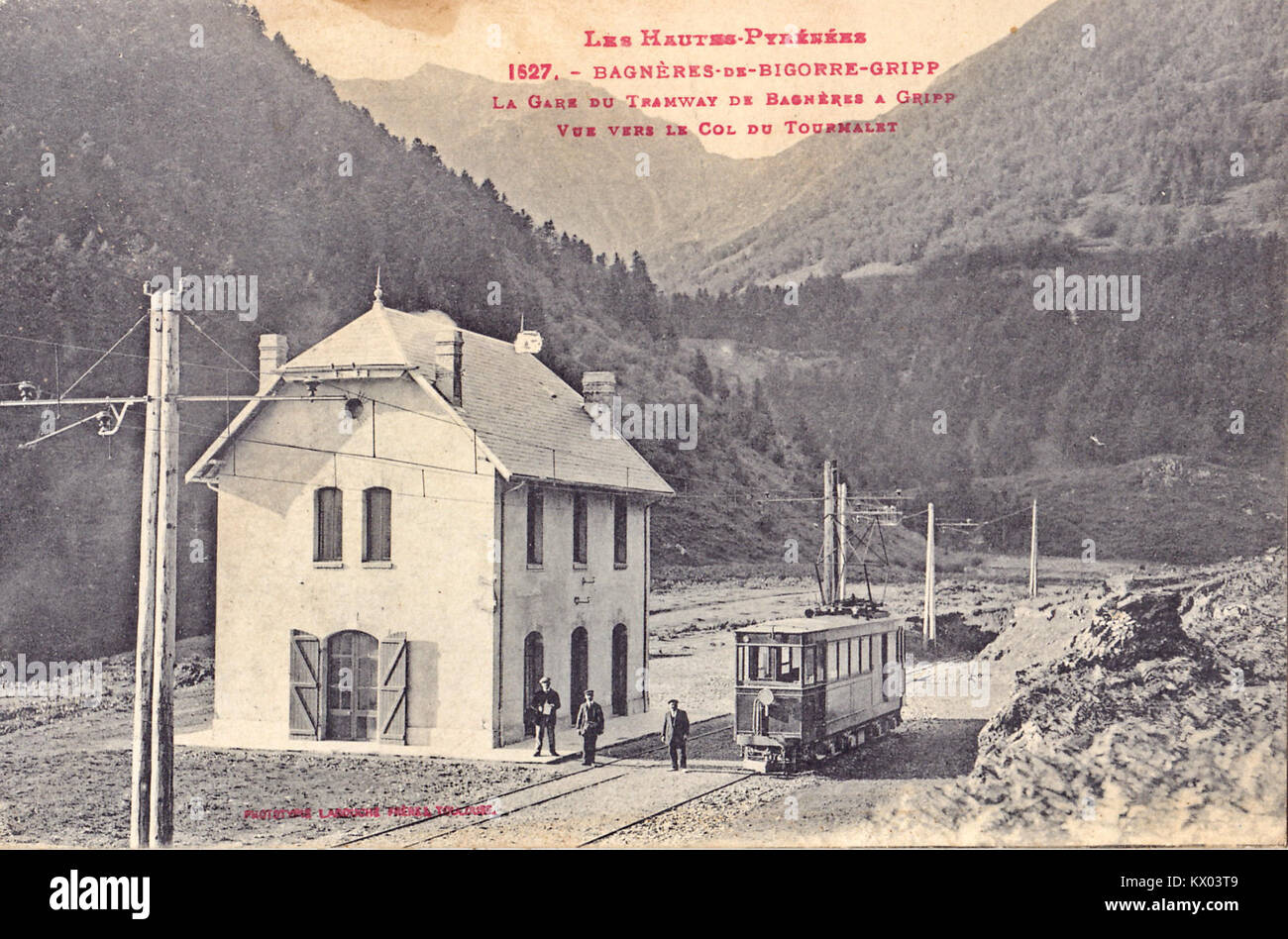 Ein Bild von Bagnères-de-Bigorre Tramway Station aus dem Jahr 1527, das die frühe Entwicklung der Verkehrsinfrastruktur, das Design der Straßenbahnhaltestelle und ihre Rolle bei der lokalen Anbindung veranschaulicht. Stockfoto