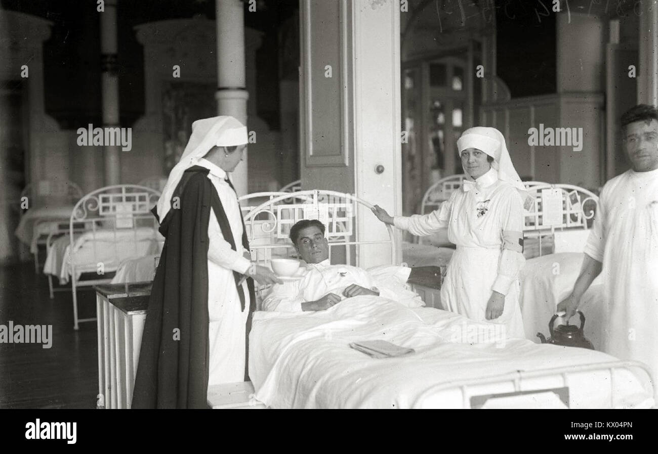 Dieses Bild zeigt verwundete Soldaten aus dem Afrikanischen Krieg, die im Krankenhaus des Roten Kreuzes im Gran Casino von San Sebastián behandelt wurden. Das Krankenhaus spielte eine entscheidende Rolle bei der medizinischen Versorgung während des Konflikts. Stockfoto