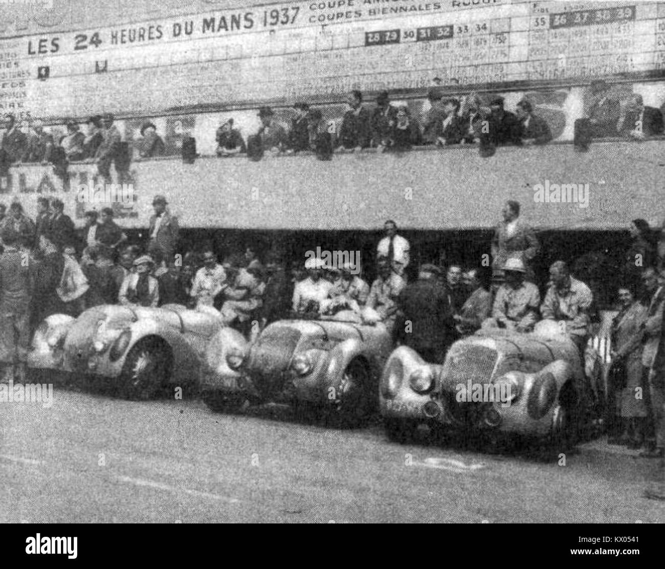 Das Peugeot-Team bei den 24-Stunden-Rennen von Le Mans 1937 wurde im Ziel erobert und markiert eine historische Leistung in der Geschichte des Langstreckensports und des Automobilrennsports. Stockfoto