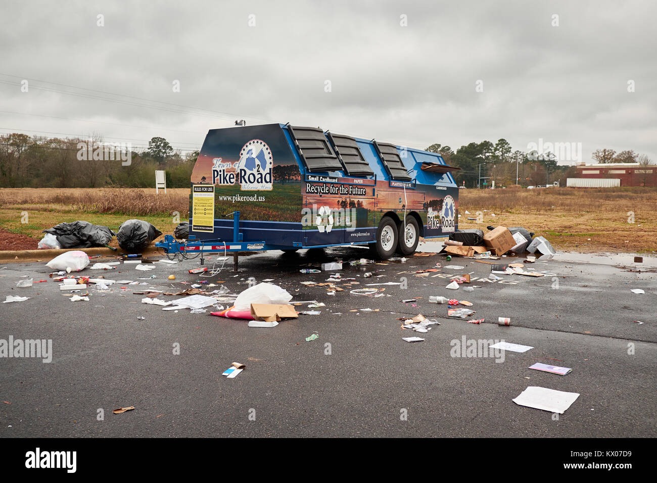 Überlauf Durcheinander von Uncollected Kunststoff, Karton und Papier zu recyceln oder Papierkorb zur Abholung in Hecht Straße Alabama USA warten. Stockfoto