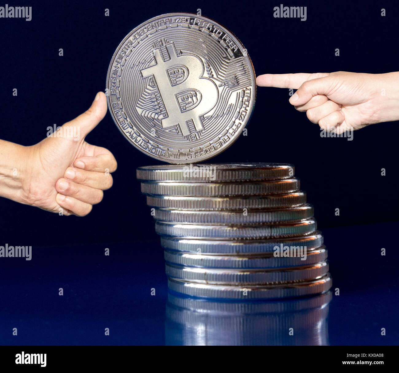 Auf einem blauen Hintergrund sind Silber Münzen eines digitalen crypto Währung Bitcoin. Zusätzlich zu den Münzen liegen, gibt es ständigen Bitcoin. Auf der einen Seite Pu Stockfoto