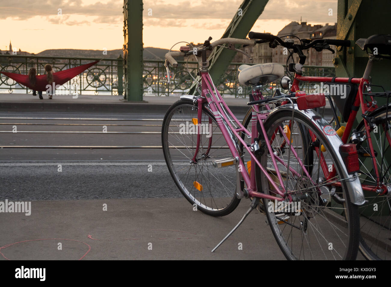 Zwei Fahrräder auf der Brücke geparkt, Paar in der Hängematte hängen auf der Bridge unterstützt Stockfoto