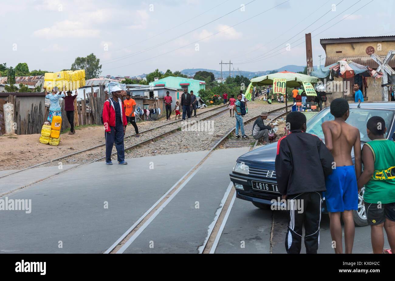 Eine alte Bahnstrecke, abgebrochen, weil der Mangel an Ausrüstung und Wartung. Madagaskar, Afrika. Stockfoto
