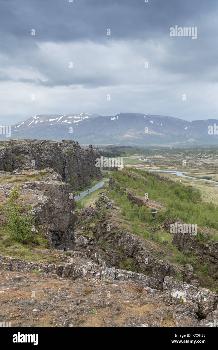 Rift Valley in Þingvellir, einem historischen Ort und Thingvellir Nationalpark in Island, wo der Kontinentaldrift in die Risse oder Störungen gesehen werden kann. Stockfoto