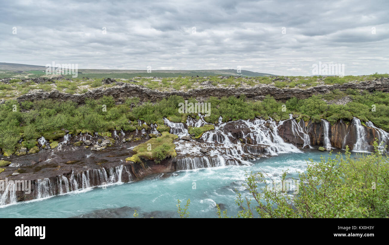 Die Wasserfälle Hraunfossar Wasserfälle (Lava) in Borgarfjörður, West Island sind 900 Meter von Bächen und Kaskaden kleine und große Streaming aus der Lava Stockfoto