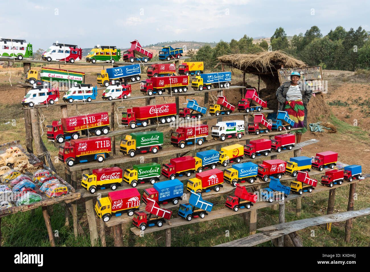 Bunte Spielzeug Autos und Lastwagen sind für Verkauf auf der Straße stehen. Madagaskar, Afrika. Stockfoto