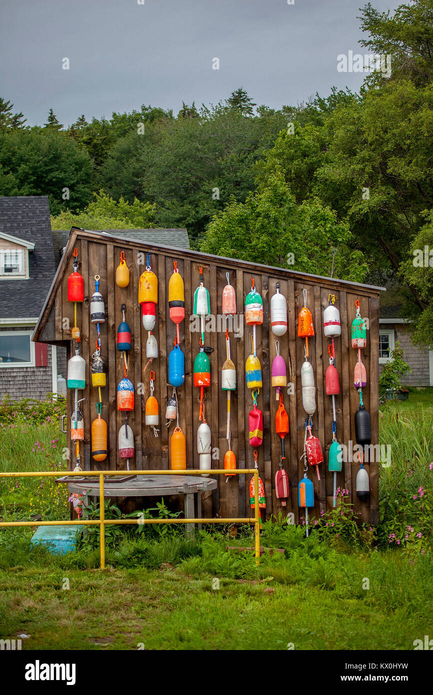 Lobster trap Bojen in Neu England Hafen in Maine, USA. Stockfoto