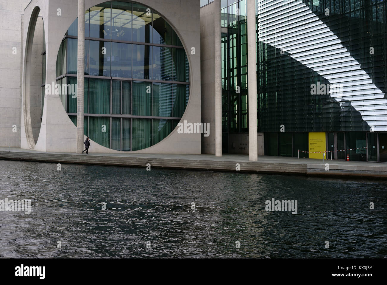 Berlin, Deutschland - 06 Dezember, 2017: Ein Fußgänger Spaziergänge entlang der Spree vorbei an der modernen Architektur des Marie-Elisabeth-Lueders-House auf Dec Stockfoto