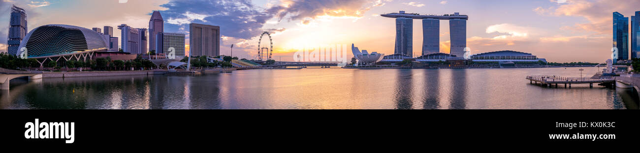 Skyline von Singapur in der Dämmerung Stockfoto