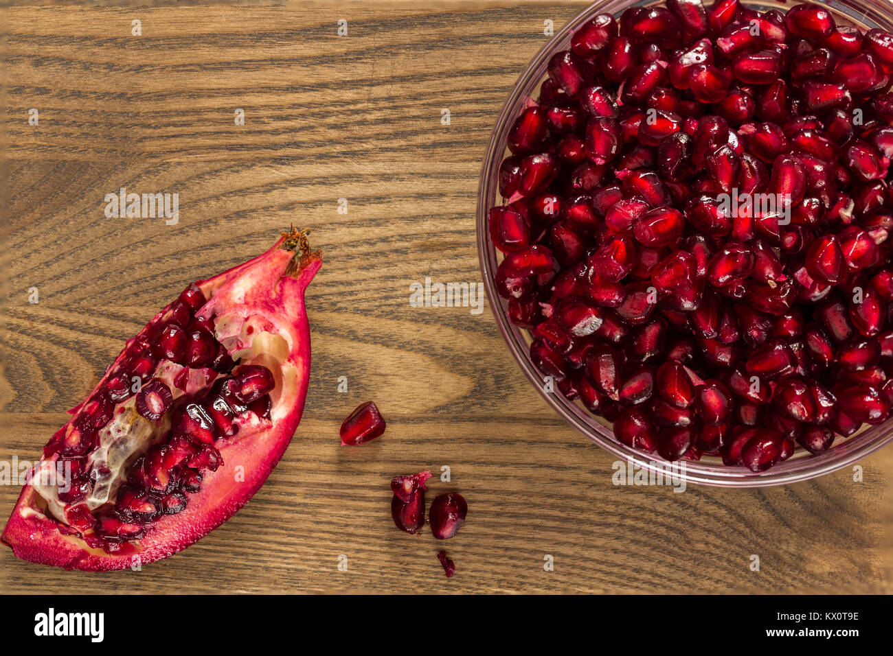 Die Samen von einem Granatapfel Obst im Darm. Ein Stück Granatapfel ist neben dem Darm Stockfoto