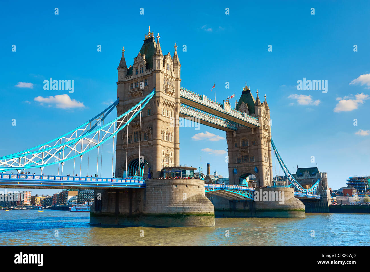 LONDON, ENGLAND - Mai 3, 2013: Menschenmassen ot Touristen und Einheimische, die das Londoner über die Tower Bridge Spaziergang an einem sonnigen Tag im Frühjahr, London, UK Stockfoto