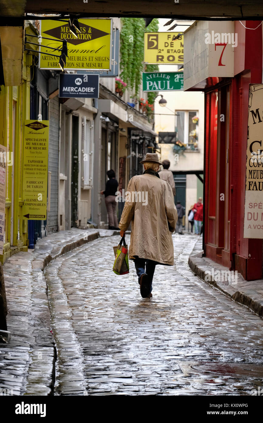 Frankreich, Paris, Mann hinunter Passage du Chantier in einem Trenchcoat. Stockfoto