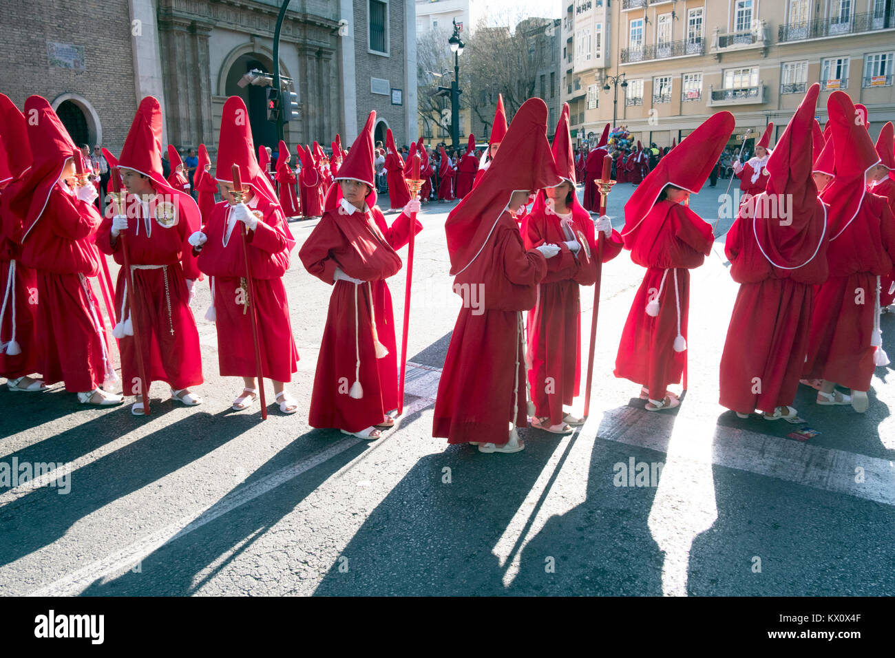 Während der Semana Santa, der Karwoche Zeremonien, büßer Parade durch die Straßen von Murcia in Spanien Stockfoto