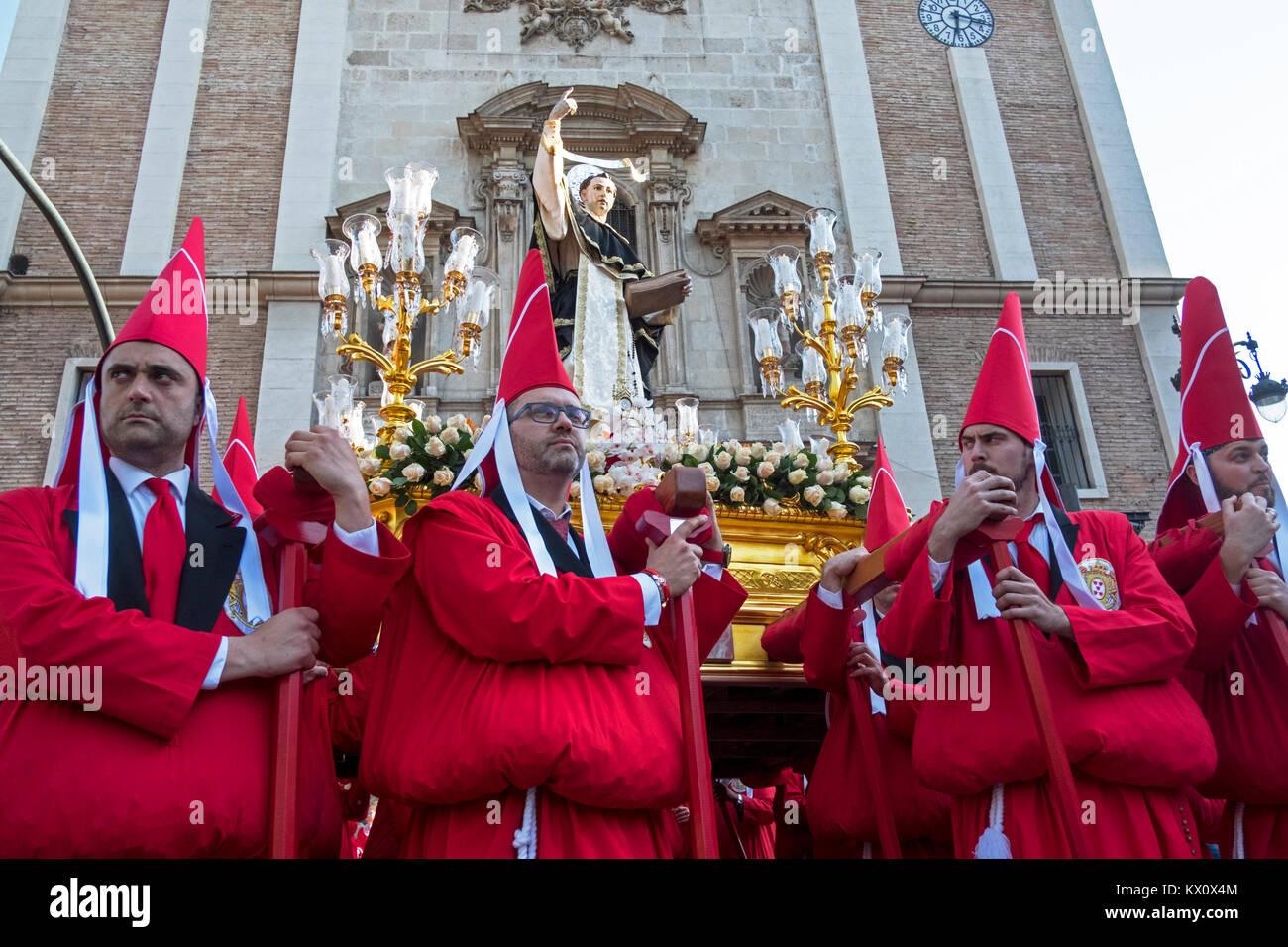 Während der Semana Santa Zeremonien, Büßer tragen religiöse Festwagen durch die Straßen von Murcia in Spanien Stockfoto