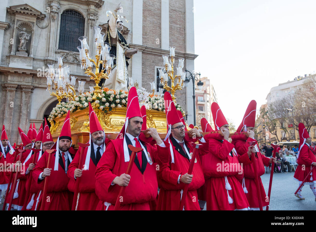 Während der Semana Santa Zeremonien, Büßer tragen religiöse Festwagen durch die Straßen von Murcia in Spanien Stockfoto