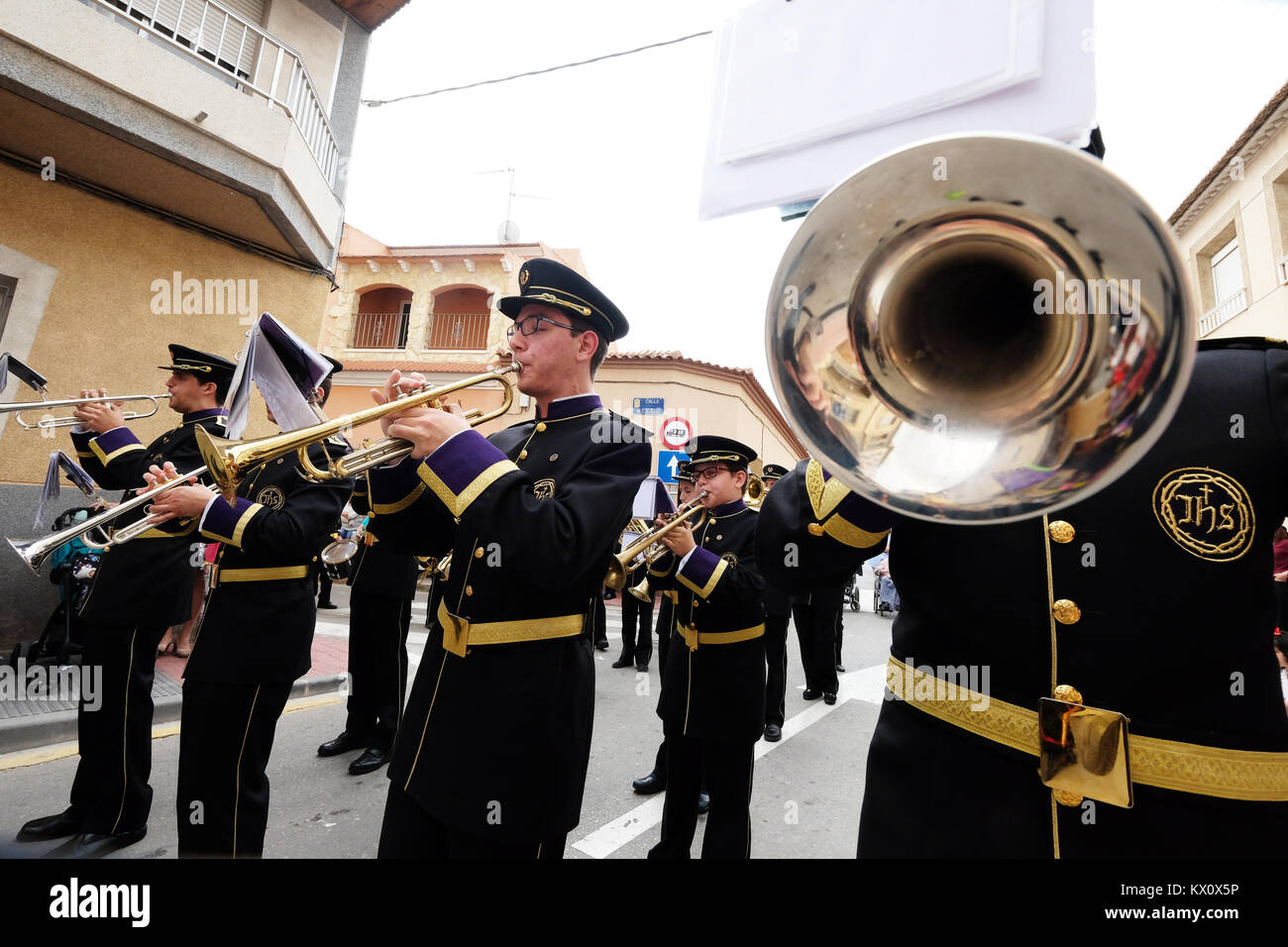 Musiker spielen bei der Semana Santa, der Karwoche Zeremonie in Alquerias, Spanien Stockfoto